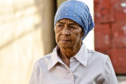 Senior lady wearing a blue head scarf. Social Security - Inter-American Development Bank - IDB