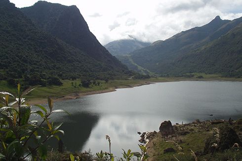A lake surrounded by mountains. Economic Sustainability - Inter-American Development Bank - IDB