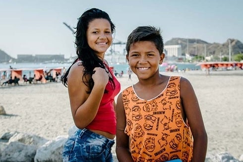 A couple of children standing on a beach. Gender and Diversity - Inter-American Development Bank - IDB