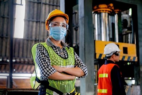 A woman wearing a mask and safety gear. Transparency - Inter-American Development Bank - IDB