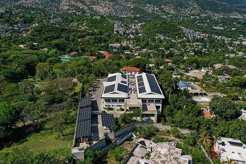 Aerial view of a building with solar panels on the roof. Agriculture - Inter-American Development Bank - IDB