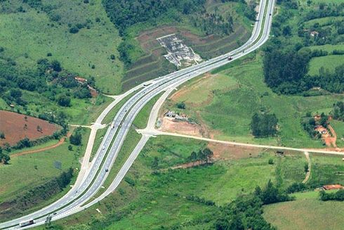 An aerial view of a highway. Regional Infrastructure - Inter-American Development Bank - IDB