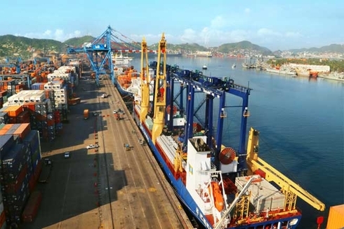 A container ship in a seaport. Regional Integration - Inter-American Development Bank - IDB