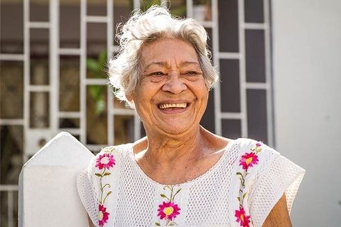 Senior lady smiling at the camera. Retirement - Inter-American Development Bank - IDB