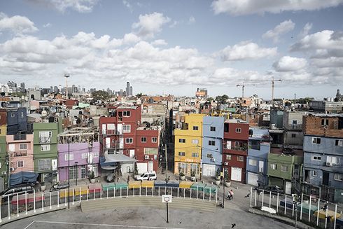 Panoramic view of a neighborhood with colorful buildings. Sustainability - Inter-American Development Bank - IDB