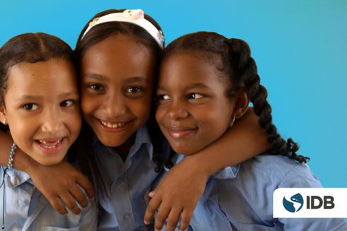 A group of young childs smiling. Inter-American Development Bank - IDB