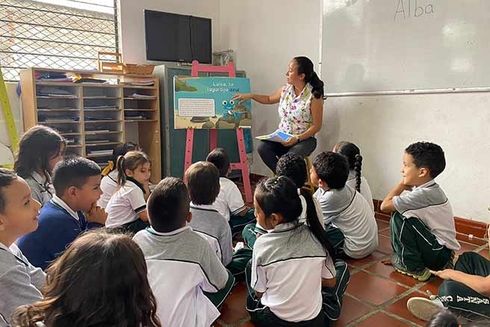 A person teaching a group of children. Equity - Inter-American Development Bank - IDB