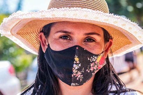 A woman wearing a hat and face mask. Health - Inter-American Development Bank - IDB