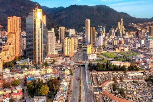A city with a road and mountains. Migration - Inter-American Development Bank - IDB