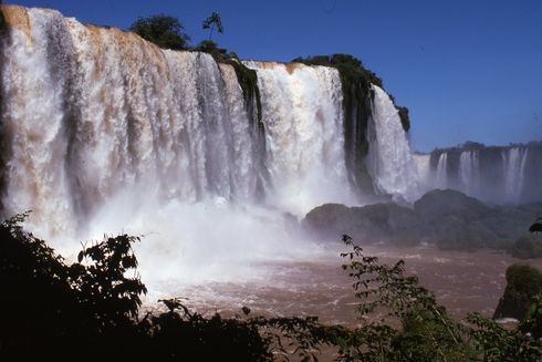 A large waterfall with trees and blue sky Climate change - Inter-American Development Bank - IDB