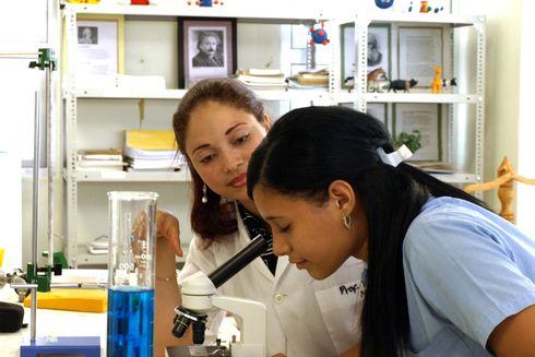 a person looking at a microscope Educational - Inter-American Development Bank - IDB
