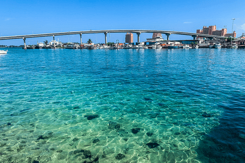 A bridge over water with boats and buildings in the background. Public finances - Inter-American Development Bank - IDB