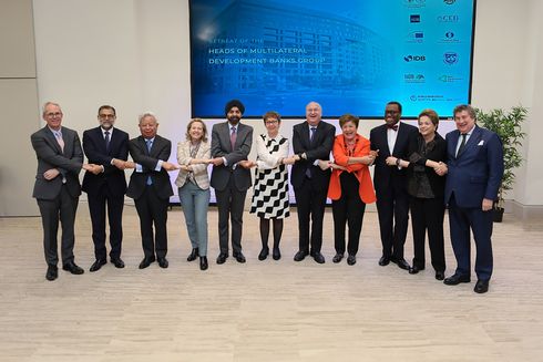 Heads of Multilateral Development Organizations holding hands together in a group photo - Financial Development - Inter American Development Bank - IDB