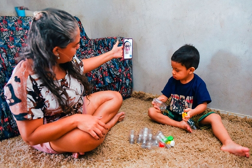 A woman explaining to a child - Education - Inter American Development Bank - IDB