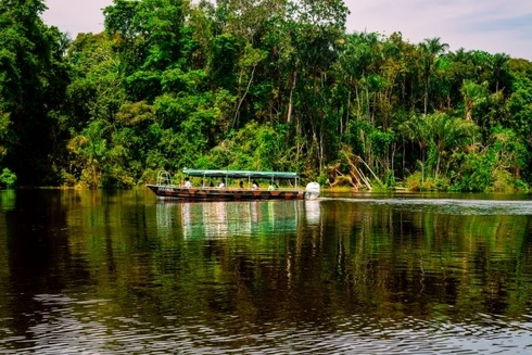 A boat navigating the Amazon river - Amazonia - Inter American Development Bank - IDB