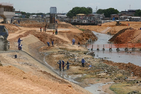 Panoramic view of a water channel and construction workers - Inter American Development Bank - Amazonia
