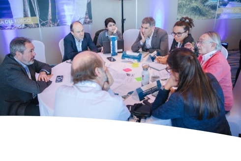 People talking in a workshop - Cities Network - Inter American Development Bank - IDB