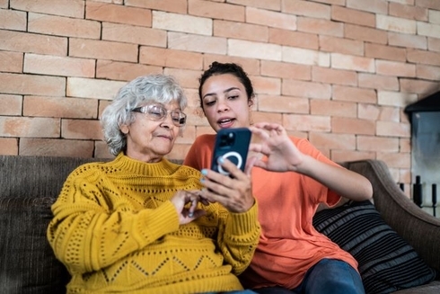 Grandma with a smartphone - Publications - Inter American Development Bank - IDB