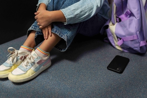 Kids with a smarthphone on the side - Education - Inter American Development Bank - IDB