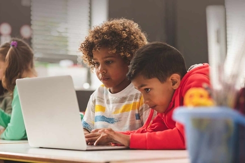 Kids with a laptop in a school - Education - Inter American Development Bank - IDB