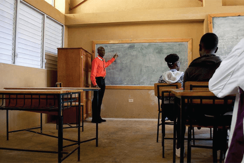 Teacher on a classroom - Education Initiatives - Inter American Development Bank - IDB