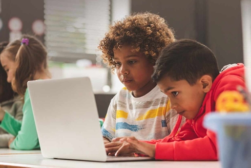 Kids studying with a laptop - Education Initiatives- Inter American Development Bank - IDB