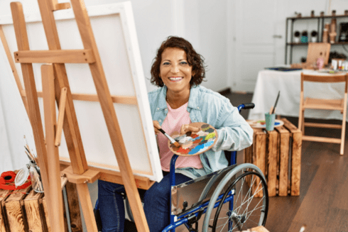 Woman in wheelchair painting - Inclusion of people with disabilities - Inter American Development Bank - IDB
