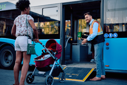 Woman trying to ride a bus in an inclusive entrance - Inclusion of people with disabilities - Inter American Development Bank - IDB