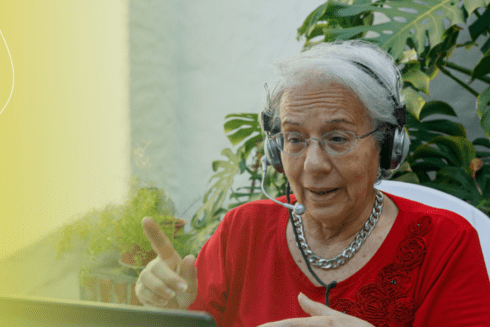 Mujer mayor hablando por un computador - AcademiaBID - Inter American Development Bank - IDB