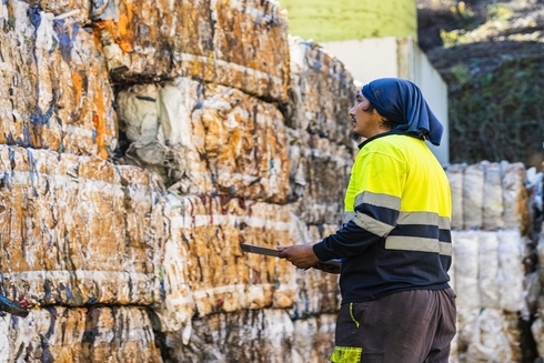 Worker looking to solid waste - Solid Waste - Inter American Development Bank - IDB