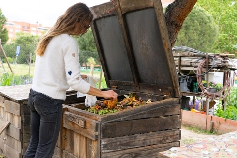 Woman distribuiting waste- Solid Waste - Inter American Development Bank - IDB
