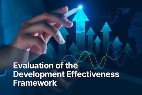 Hand touching a screen with a pen - OVE - Inter American Development Bank - IDB