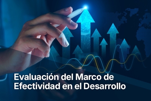 Mano tocando una pantalla con lapiz digital - Inter American Development Bank - IDB