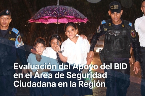 Niños sonriendo con la policía - OVE - Inter American Development Bank - IDB