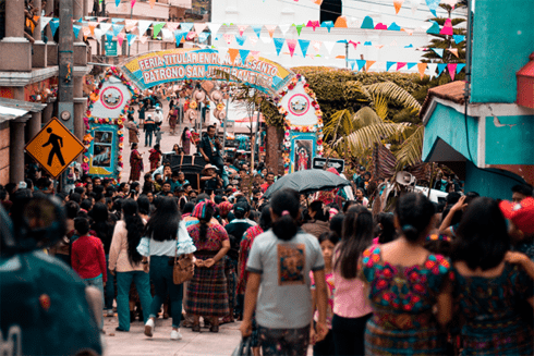 People walking on a crowd street - IDB Group - Inter American Development Bank - IDB