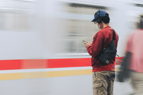 Person waiting for a train - PH4H - Inter American Development Bank - IDB