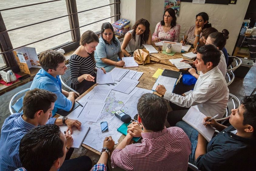 Grupo de personas trabajando. Desarrollo social - Banco Interamericano de Desarrollo - BID
