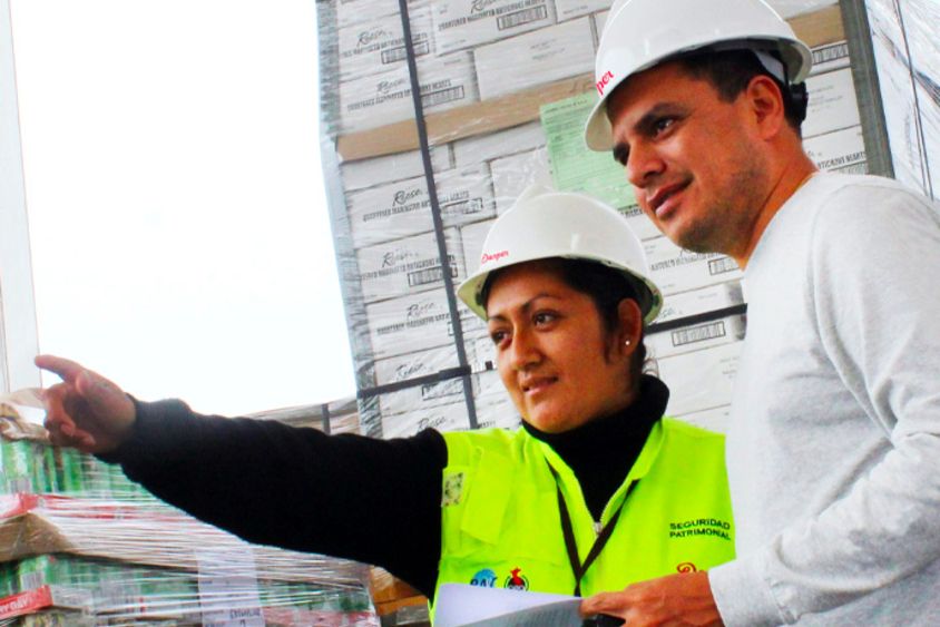 Agente aduanera le señala el lugar de una carga a colega. Desarrollo e inclusión - Banco Interamericano de Desarrollo - BID