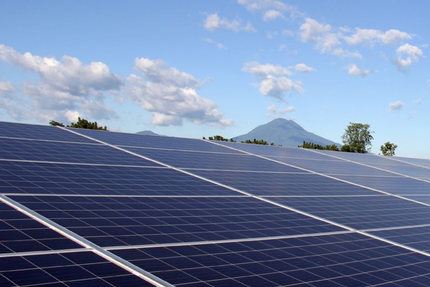 Vista lateral de granja solar bajo el cielo despejado. Industria y Energía - Banco Interamericano de Desarrollo - BID 