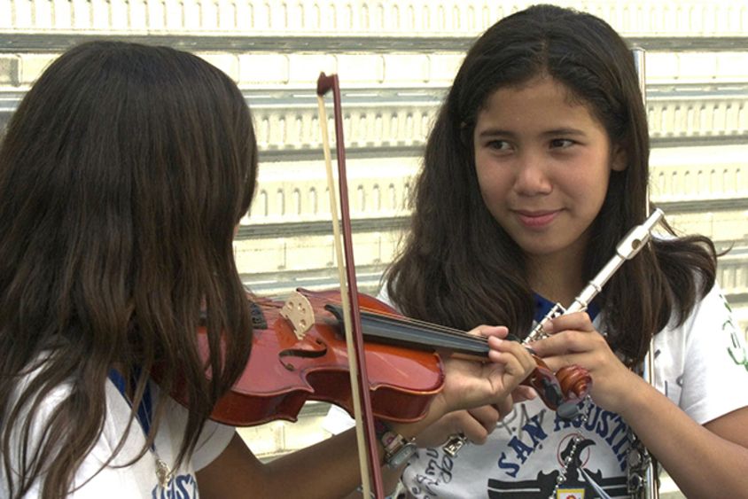 Dos niñas tocando instrumentos musicales. Desarrollo y educación - Banco Interamericano de Desarrollo - BID 