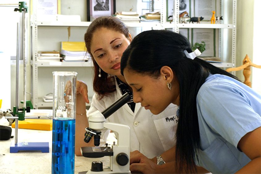 Dos mujeres en un laboratorio observando por un microscopio. Ciencia y Tecnología - Banco Interamericano de Desarrollo - BID 