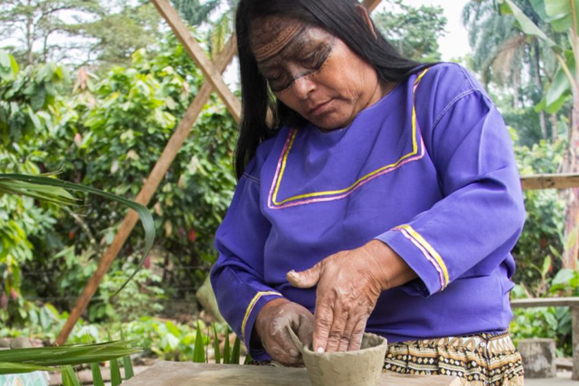 A woman making a pot. Development - Inter-American Development Bank - IDB