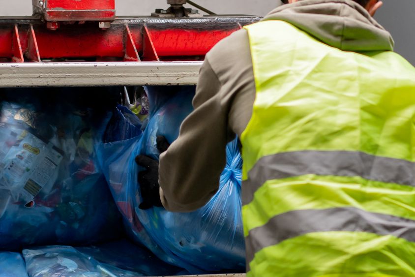 Man working with solid waste in a machine - Solid waste - Inter American Development Bank - IDB