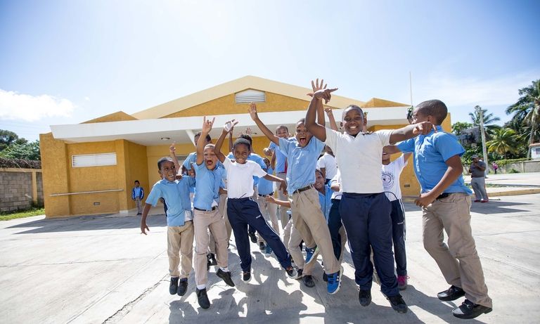 Niños en el colegio celebrando. Educación - Banco Interamericano de Desarrollo - BID