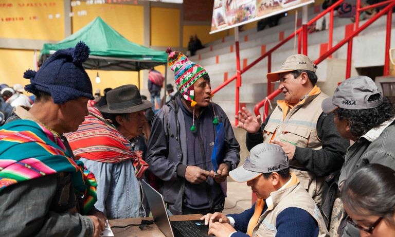 Personas indígenas recibiendo información de servidores púbicos. Desarrollo social - Banco Interamericano de Desarrollo - BID 