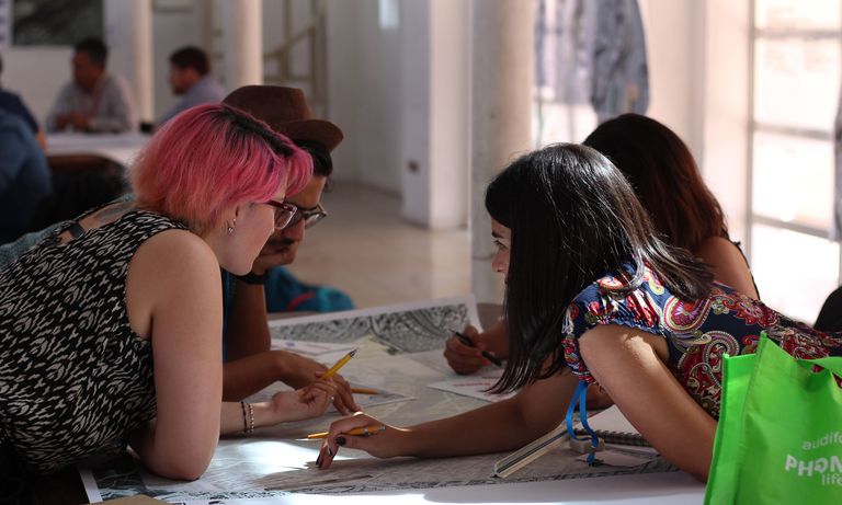 Grupo de jóvenes trabajando. Inversión Social - Banco Interamericano de Desarrollo - BID