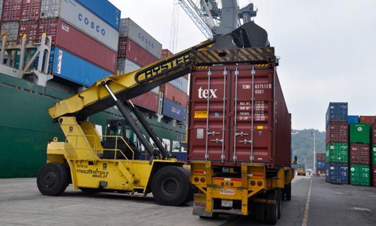 Vehículo a punto levantar un contenedor de un camión de carga Transporte y comercio - Banco Interamericano de Desarrollo - BID 