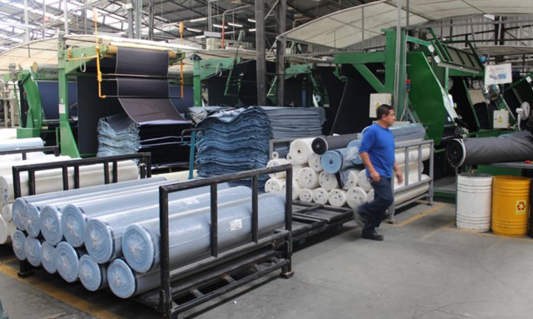 Maquinaria de fabricación de telas en planta de producción. Industria y desarrollo - Banco Interamericano de Desarrollo - BID 
