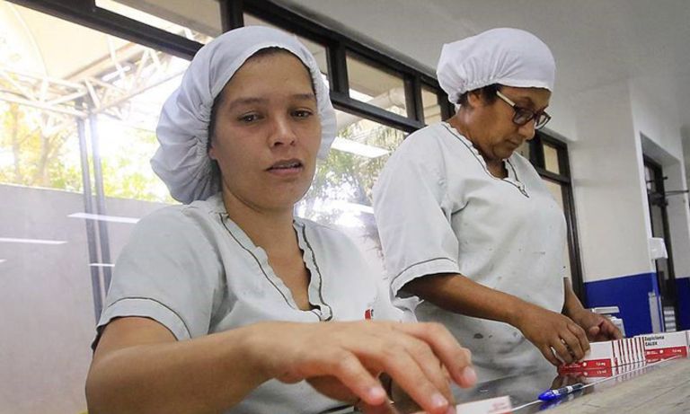 Mujeres trabajando en línea de producción de medicamentos. Industria y equidad - Banco Interamericano de Desarrollo - BID 