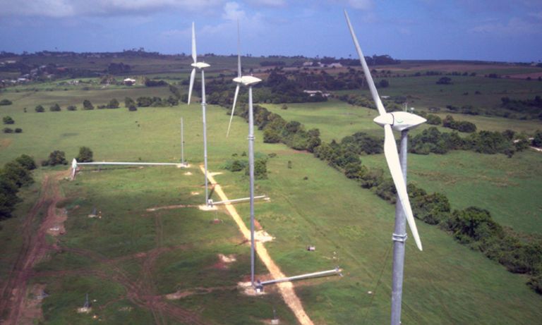Vista panorámica de parque eólico en medio del campo. Desarrollo económico - Banco Interamericano de Desarrollo - BID  